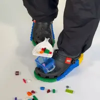 Di tengah tren fashion yang semakin personal dan ekspresif, kehadiran Crocs x LEGO terasa relevan dengan cara generasi muda mengekspresikan diri. [Dok/@crocs.ina].