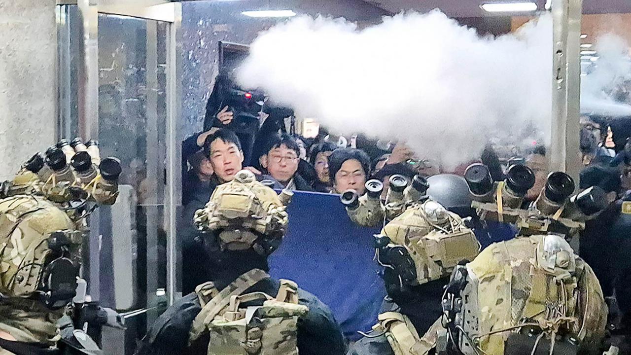 FOTO: Akhir Manis Demonstrasi Menuntut Presiden Yoon Mencabut Darurat Militer di Korsel