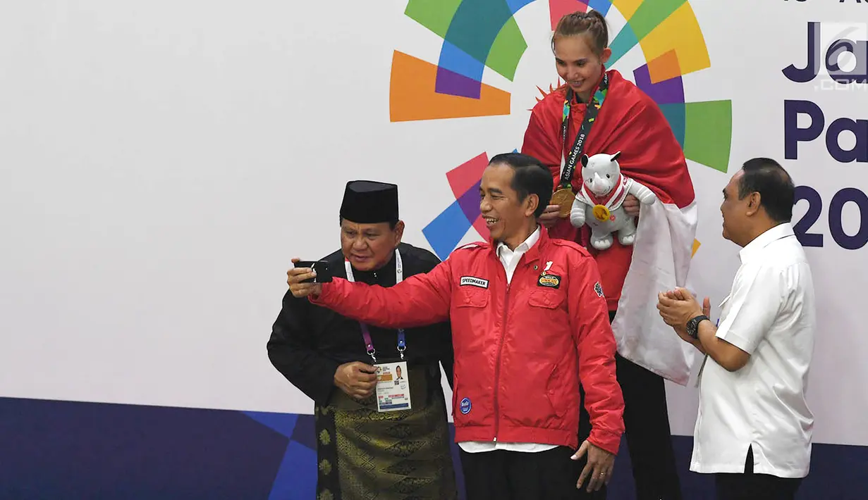 Presiden Joko Widodo bersama Ketua Umum Pengurus Besar Ikatan Pencak Silat Indonesia (IPSI) Prabowo Subianto usai mengalungkan medali kepada atlet di final pencak silat Asian Games 2018, Jakarta Jakarta, Rabu (29/8). (Merdeka.com/Imam Buhori)