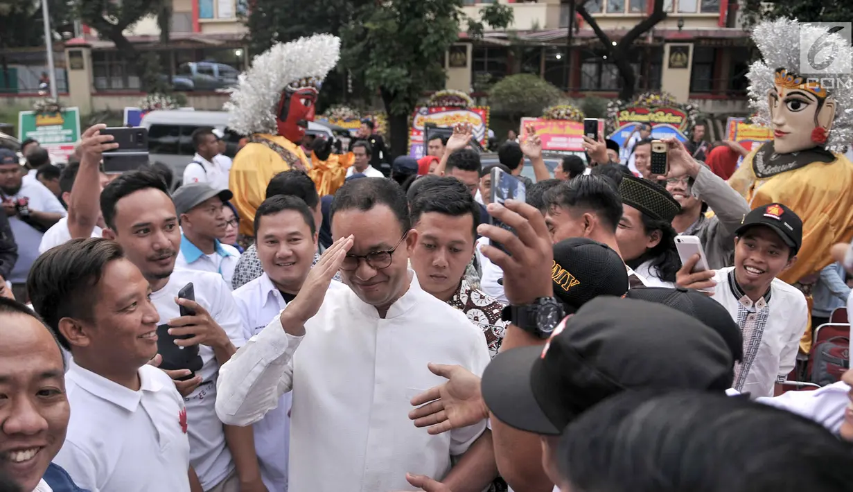 Gubernur DKI Jakarta Anies Baswedan disambut relawan saat tiba menghadiri peresmian Roemah Djoeang di Kebayoran Baru, Jakarta, Minggu (29/7). Roemah Djoeang didirikan sebagai markas untuk memenangkan Prabowo di Pilpres 2019. (Merdeka.com/Iqbal S Nugroho)