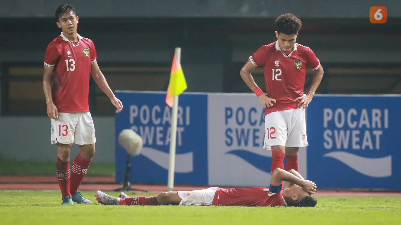 Foto: Detik-detik Marselino Ferdinan Ditandu Keluar Lapangan usai Mengalami Cedera, Sisakan PR Besar bagi Timnas Indonesia U-19