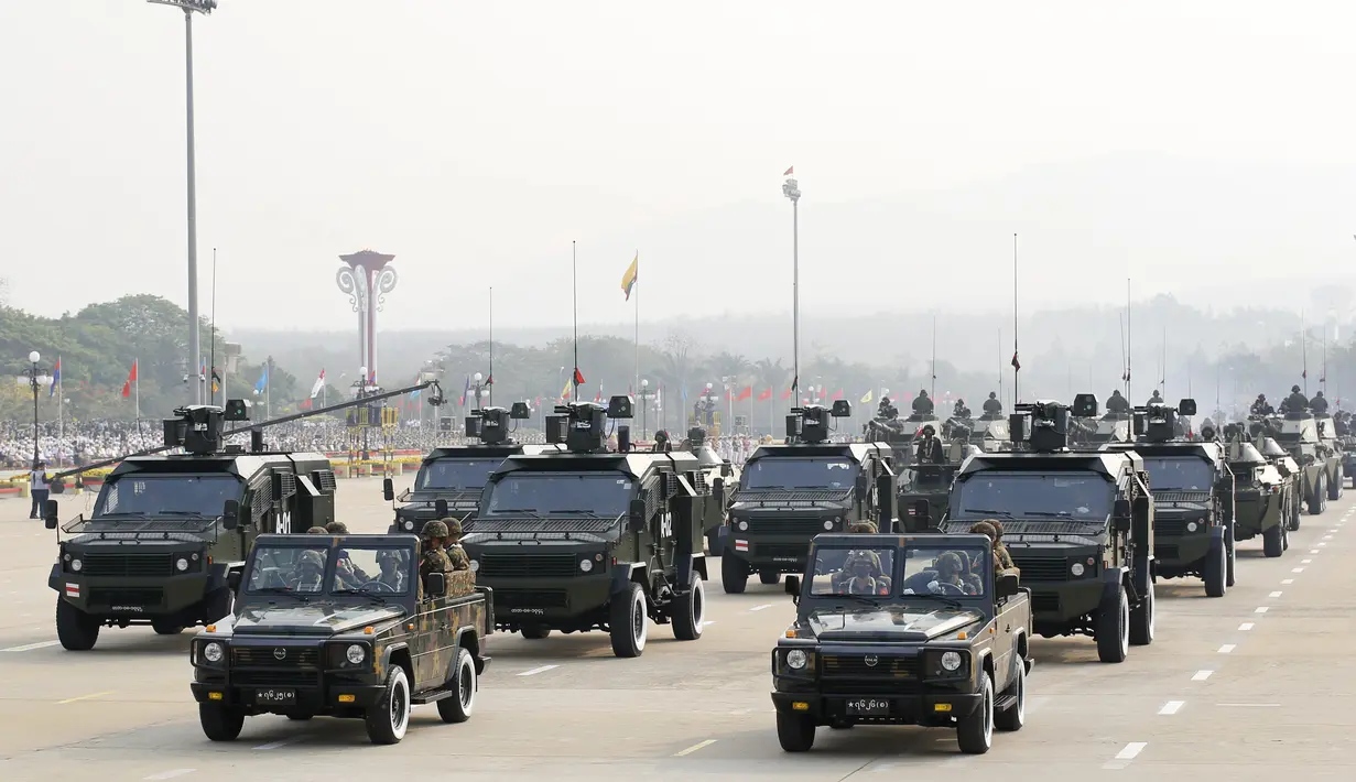 Kendaraan militer berparade pada Hari Angkatan Bersenjata di Naypyitaw, Myanmar, Sabtu (27/3/2021).  Kegiatan ini mereka gelar di tengah protes massa melawan kudeta. (AP Photo)