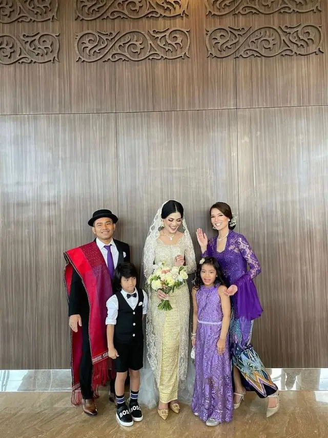 7 Pesona Duma Riris Hadiri Pernikahan Sang Adik, Tampil Anggun Berbalut Kebaya Ungu Karya Intan Avantie