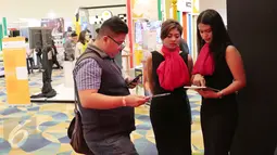 Pengunjung menyaksikan teknologi terbaru saat Social Media Week 2016 di Senayan City, Jakarta, Jumat (26/2). Ajang tersebut bertujuan untuk memberikan pengetahuan terbaru dalam teknologi serta memanfaatkan dunia social media.(Liputan6.com/Angga Yuniar)