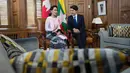 Penasehat negara Myanmar, Aung San Suu Kyi saat berbincang dengan Perdana Menteri Kanada, Justin Trudeau di Ottawa, Ontario, Kanada, (7/6). Pertemuan ini digelar dikantor Justin Trudeau di Parliament Hill. (Adrian Wyld/The Canadian Press via AP)