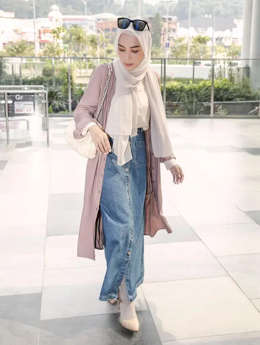 <p>Gaya Hamidah yang satu ini bisa kamu tiru. Denim skirt dengan long outer akan memberi tampilan manis namun tetap stylish. [Instagram/hamidahrachmayanti] Penulis: Mufiidaanaiilaa Alifah S.</p>