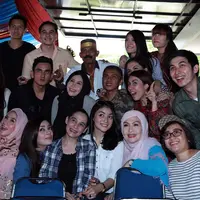 Sinetron Tukang Bubur Naik Haji (TBNH) saat ini sudah memasuki episode ke 1700. Kekeluargaan menjadi satu hal yang begitu terjalin antara pemain dan semua yang terlibat dalam proses produksi. (Deki Prayoga/Bintang.com)
