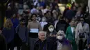 Orang-orang yang memakai masker berjalan di sepanjang area perbelanjaan Oxford Street di pusat kota London, Rabu(20/10/2021). Eropa menjadi satu-satunya wilayah di dunia dengan kenaikan kasus COVID-19 di mana Inggris, Rusia dan Turki menyumbang kasus terbanyak di Eropa. (AP Photo/Matt Dunham)