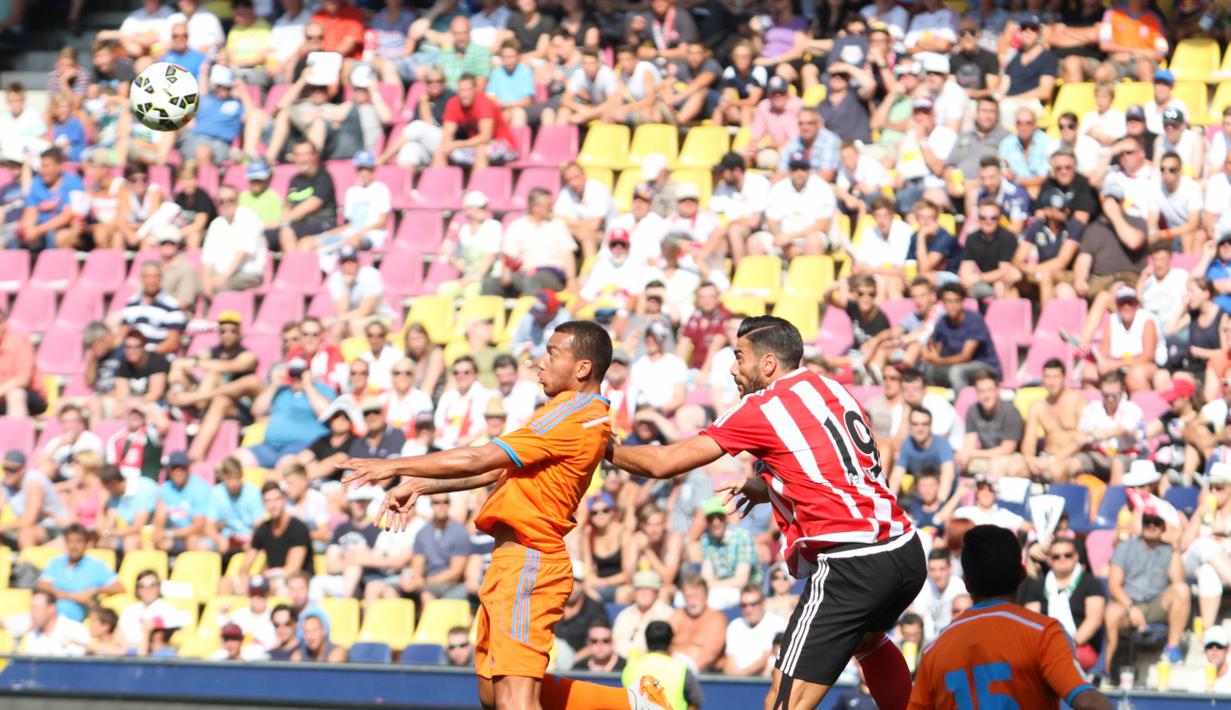 Striker Southampton Graziano Pelle (kanan) duel di udara bersama bek Valencia. (Bola.com/Reza Khomaini)