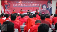 Ketum PDIP Megawati Soekarnoputeri (kedua kanan) didampingi Sekjen PDIP Hasto Kristiyanto (kanan) ketika pembukaan sekolah calon kepala daerah PDIP di kantor DPP PDIP, Jakarta, Minggu (28/6/2015). (Liputan6.com/Yoppy Renato) 