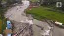 <p>Foto udara menunjukkan wisatawan berenang di aliran sungai Cipamingkis Kecamatan Sukamakmur, kabupaten Bogor, Jawa Barat, Kamis (5/5/2022). Warga memanfaatkan aliran sungai tersebut sebagai sarana hiburan Hari Raya Idul Fitri 1443 Hijriah. (merdeka.com/Imam Buhori)</p>