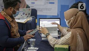 Petugas melayani wajib pajak yang melaporkan SPT tahunan di KPP Pratama Jakarta Tanah Abang Tiga, Jakarta, Kamis (31/3/2022). Layanan e-Filing melalui website Dirjen Pajak melayani penyampaian SPT tahunan orang pribadi yang menggunakan formulir 1770 SS, 1770 S, dan 1770. (Liputan6.com/Faizal Fanani)