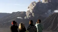 Seorang wisatawan mengabadikan gambar semburan abu vulkanik dari Gunung Bromo yang sedang erupsi di Ngadisari, Probolinggo, Jawa Timur, Rabu (6/1/2016). (REUTERS/Darren Whiteside)