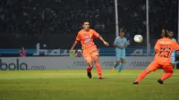 Al Hamra Hehanussa, adik dari Rezaldi Hehanussa, mendapatkan laga debut bersama Persija Jakarta saat bertandang ke Stadion Surajaya, markas Persela Lamongan, Sabtu (22/6/2019). (Media Persija).