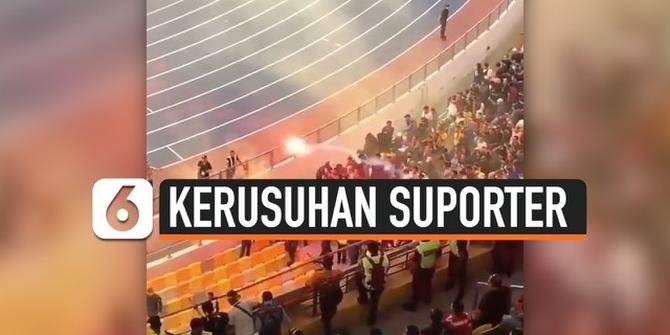 VIDEO : Detik-Detik Suporter Malaysia Lempar Flare ke Suporter Indonesia
