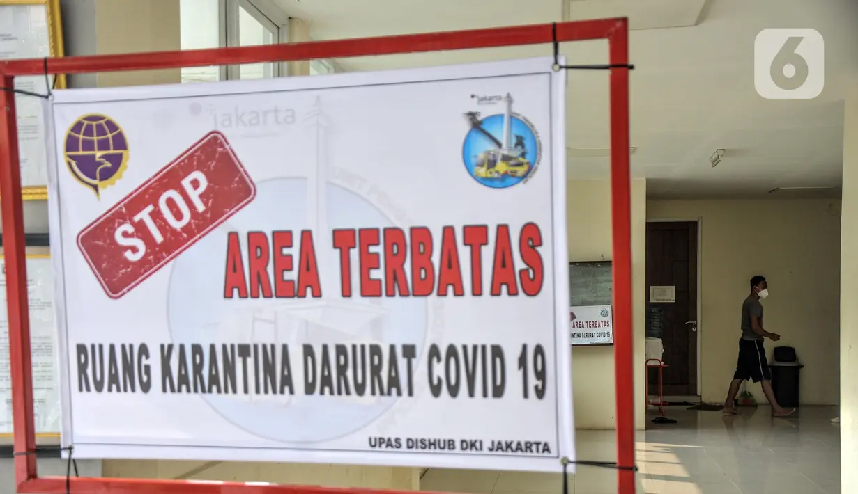 Pasien COVID-19 menjalani isolasi di Ruang Karantina Darurat, Kantor Unit Pelayanan Angkutan Sekolah Dinas Perhubungan DKI Jakarta, Selasa (6/7/2021). Ruang karantina di Kantor UPAS mampu menampung hingga 50 orang. (merdeka.com/Iqbal S. Nugroho)