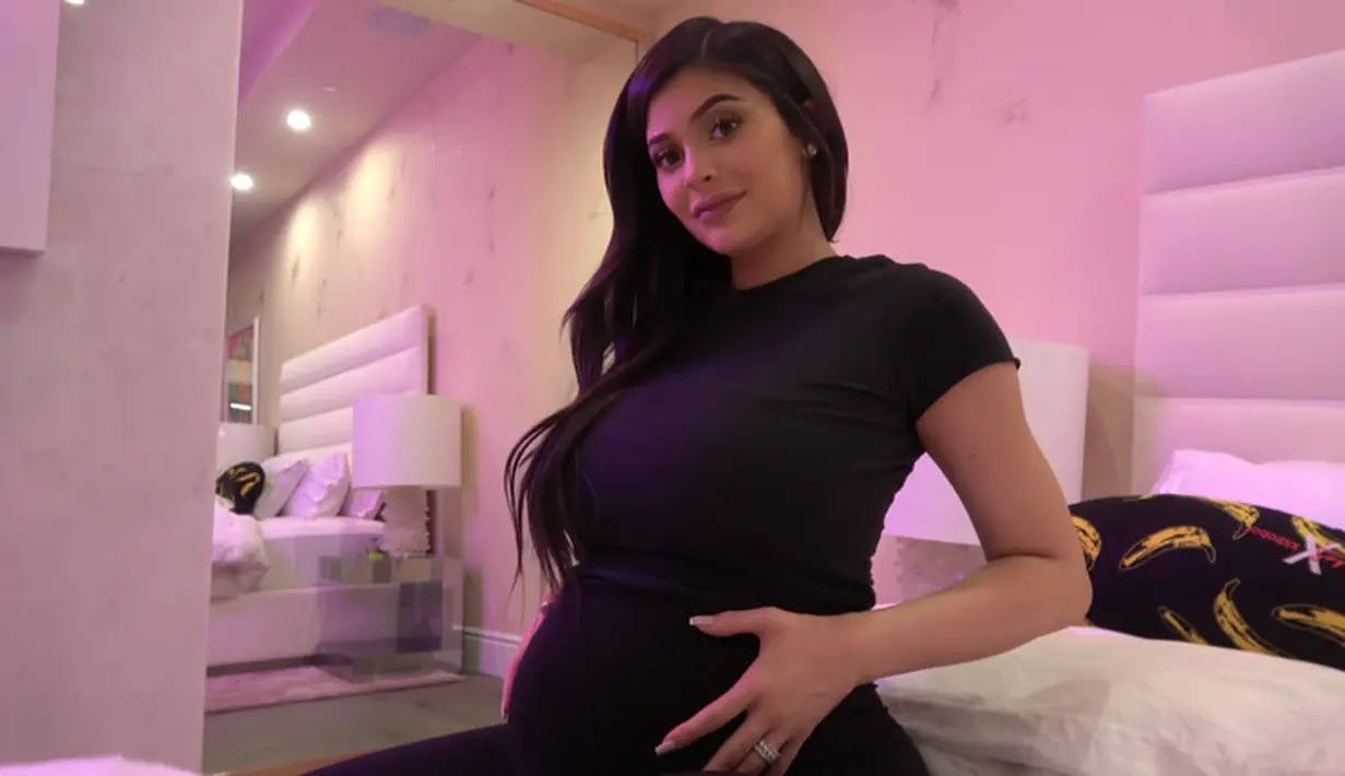 Dalam sebuah postingan, Kylie Jenner pun meminta maaf karena sudah bersembunyi semasa ia mengandung Stormi. (Youtube)