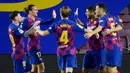 Para pemain Barcelona merayakan gol yang dicetak oleh Luis Suarez ke gawang Espanyol pada laga La Liga di Stadion Camp Nou, Rabu (8/7/2020). Barcelona menang 1-0 atas Espanyol. (AFP/Lluis Gene)