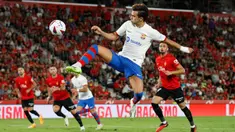 Pemain Barcelona Joao Felix mengontrol bola saat melawan Real Mallorca pada pertandingan sepak bola Liga Spanyol di Stadion Son Moix, Palma de Mallorca, Spanyol, Selasa (26/9/2023). Pertandingan berakhir imbang 2-2. (AP Photo/Francisco Ubilla)