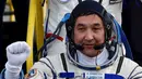 Kosmonot Aydyn Aimbetov dari Kazakhstan melambaikan tangan ke warga yang hadir di peluncuran mereka ke Stasiun Antariksa Internasional, kosmodrom Baikonur, Kazakhstan (2/9/2015). Aimbetov kembali ke Bumi pada 12 September. (REUTERS/Kirill Kudryavtsev)