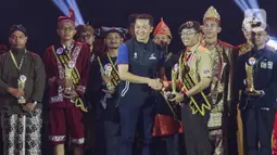 Kemenpora juga memberikan penghargaan kepada pemuda-pemudi nasional berprestasi. (Liputan6.com/Herman Zakharia)