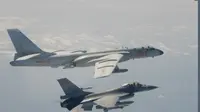 Pesawat tempur F-16 (bawah) milik Taiwan terbang di dekat pesawat pengebom H-6 milik China di wilayah udara Taiwan pada 10 Februari 2020. (Taiwan's Defence Ministry/AFP)