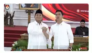 Prabowo Subianto bersama Gibran Rakabuming Raka usai menyampaikan pidato perdana setelah resmi ditetapkan Komisi Pemilihan Umum Republik Indonesia (KPU RI) sebagai Presiden dan Wakil Presiden Terpilih 2024. (Tangkapan Layar YouTube KPU RI)