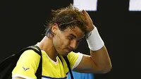 Rafael Nadal garuk-garuk kepala usai disingkirkan Fernando Verdasco di ronde pertama (REUTERS/Thomas Peter)
