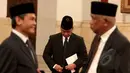Pelaksana Tugas (Plt) pimpinan KPK, Indriyanto Seno Aji (tengah) saat bersiap sebelum mengikuti gladi bersih pelantikan di Istana Merdeka, Jakarta, Jumat (20/2/2015). (Liputan6.com/Faizal Fanani)