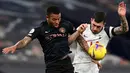 Striker Manchester City, Gabriel Jesus (kiri), berebut bola dengan gelandang Tottenham Hotspur, Pierre-Emilie Hojbjerg dalam laga lanjutan Liga Inggris pekan ke-9 di Tottenham Hotspur Stadium, London, Minggu (22/11/2020) dini hari WIB. City kalah 0-2 dari Tottenham. (AFP/Neil Hall/Pool)