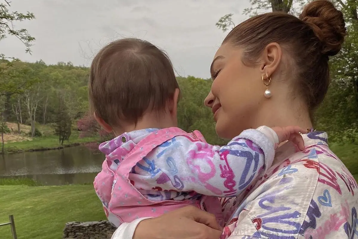 Gigi Hadid dan Putrinya, Khai