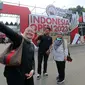 Sejumlah pengunjung melakukan swafoto di pintu gerbang Istora Senayan menjelang Indonesia Open 2023 pada Senin (12/06/2023). Ketua Panpel Armand Darmadji mengungkapkan bahwa tahun ini akan menjadi edisi terakhir turnamen BWF Super 1000 tersebut di Istora Senayan sebelum dipindahkan ke arena yang lebih besar yakni Indoor Multifunction Stadium. (Bola.com/Bagaskara Lazuardi)