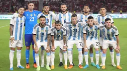 Pemain Timnas Argentina berpose sebelum pertandingan FIFA Matchday 2023 melawan Timnas Indonesia di Stadion Utama Gelora Bung Karno, Jakarta, Senin (19/6/2023). (Bola.com/Bagaskara Lazuardi)