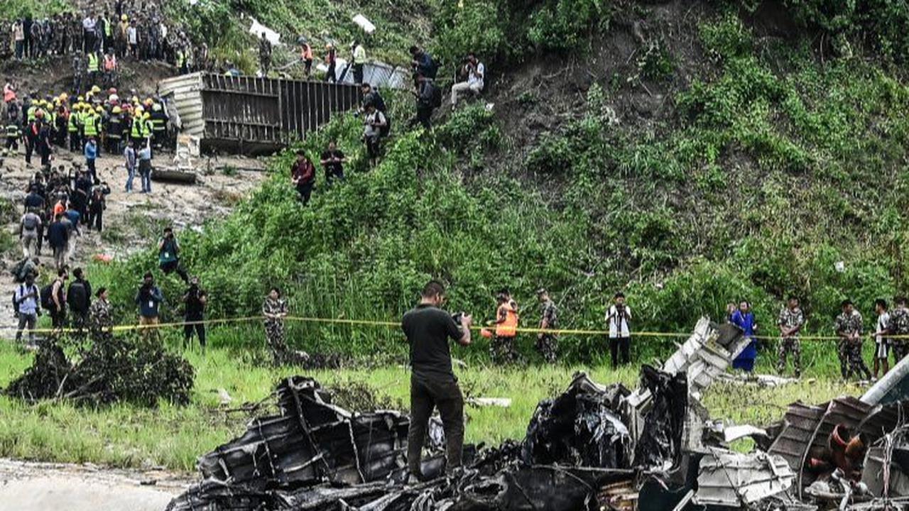 Di lokasi kejadian, pesawat Saurya Airlines tampak hancur lebur. Puing-puingnya yang hangus tampak berceceran tak jauh dari lokasi lepas landas.&nbsp;Foto: Prakash Mathema/AFP