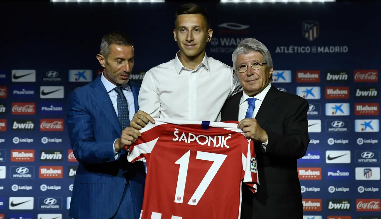 Penyerang Ivan Saponjic foto bersama dengan Presiden Atletico Madrid Enrique Cerezo dan direktur olahraga Andrea Berta selama pengenalan resmi dirinya di stadion Wanda Metropolitano di Madrid (12/7/2019). Ivan Saponjic diboyong Atletico senilai 500 ribu euro dari Benfica. (AFP Photo/Oscar Del Pozo)