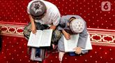 Umat muslim membaca al quran pada bulan Ramadhan di Masjid Istiqlal, Jakarta, Sabtu (25/3/2023). Kegiatan membaca al quran tersebut dapat menambah pahala dan keberkahan di bulan Puasa. (Liputan6.com/Angga Yuniar)