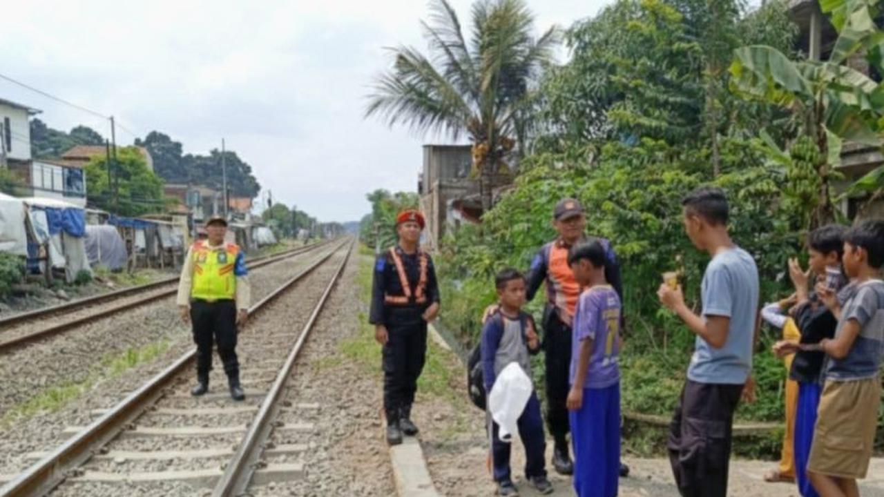 KAI Daop 2 Perketat Larangan Ngabuburit di Jalur Rel Kereta Api, Pelanggar Terancam Pidana