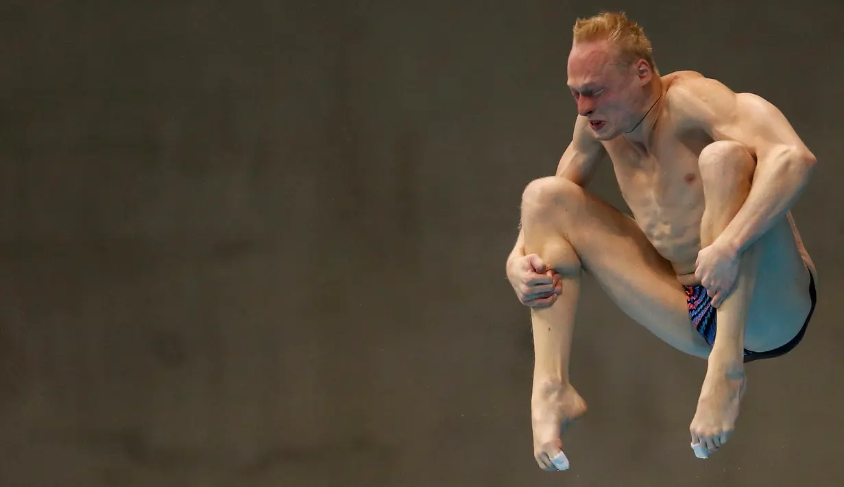 Atlet loncat indah Rusia, Ilia Zakharov bersaing saat tampil dalam final springboard 3 meter putra dalam Kejuaraan Akuatik Dunia di London, Inggris, (13/5/2016). (REUTERS / Andrew Boyers)