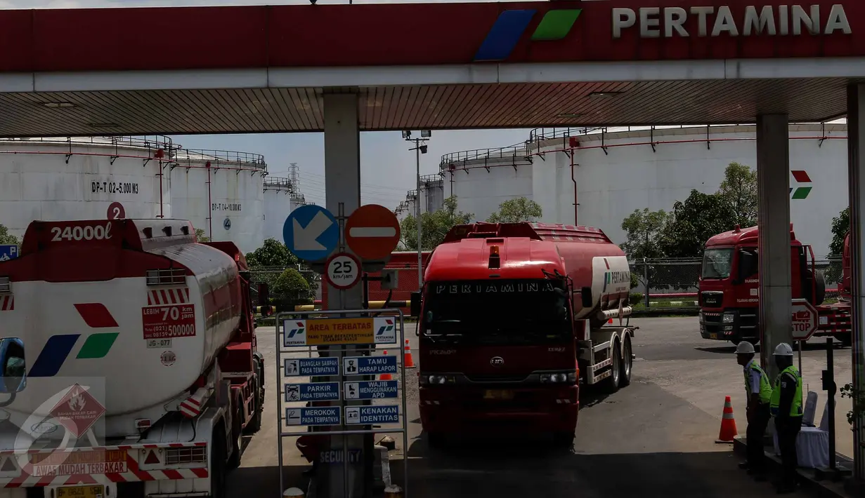 Sejumlah mobil pengisi BBM keluar masuk Depo Pertamina Plumpang, Jakarta Utara, Selasa (1/11). Meski ada aksi mogok kerja Awak Mobil Tangki (AMT), di lokasi masih ada mobil-mobil tangki milik Pertamina yang beroperasi. (Liputan6.com/Faizal Fanani)