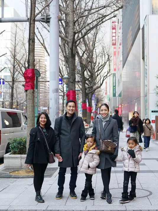Ririn Dwi Ariyanti yang kabarnya sedang hamil pun juga berlibur bersama dengan suami dan anak-anaknya ke Jepang. Mereka kompak mengenakan baju hangat yang berwarna senada. (Instagram/ririndwiariyanti)