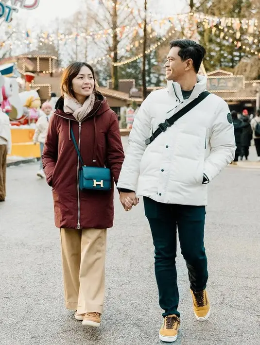 <p>Ini menjadi bukti jika Surya Insomnia adalah seorang family man. Surya selalu mengutamakan kebahagiaan istri dan ketiga anaknya. [Foto: instagram.com/suryainsomnia]</p>