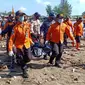 Evakuasi jenazah pemancing korban tenggelam Pantai Logending, Kebumen. (Foto: Liputan6.com/Basarnas)