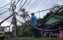 Dampak Angin Kencang di Batang, 20 Titik Gangguan Jaringan Listrik dan 44 Tiang Listrik Patah
