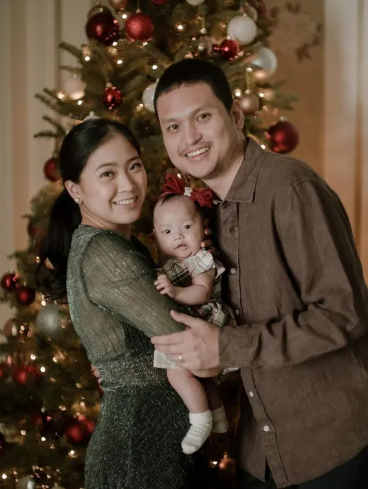 Di foto lainnya, Jessica Tanoesoedibjo berpose bersama sang suami dan sang buah hati. Ia tampil cantik dengan sebuah dress berwarna hijau. [Foto: Instagram/jessicatanoe]