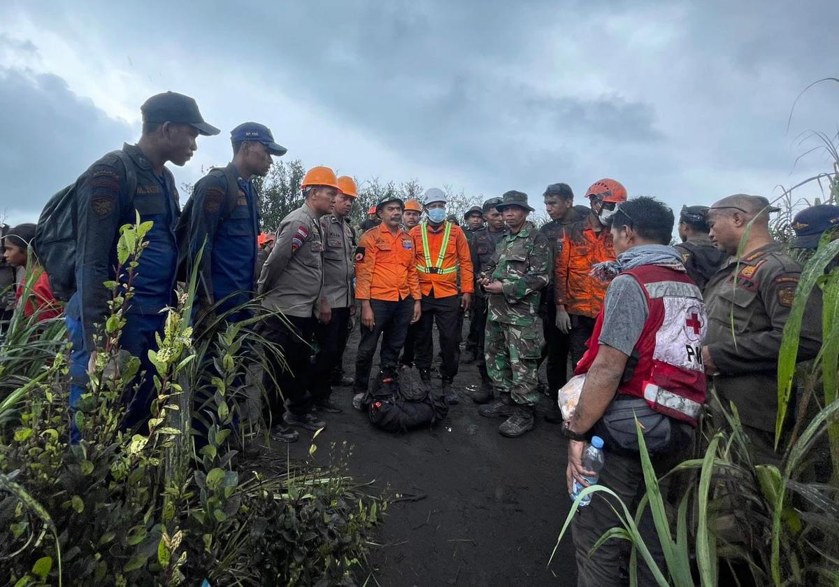 FOTO: Evakuasi Dua Pendaki Asing Korban Erupsi Gunung Dukono