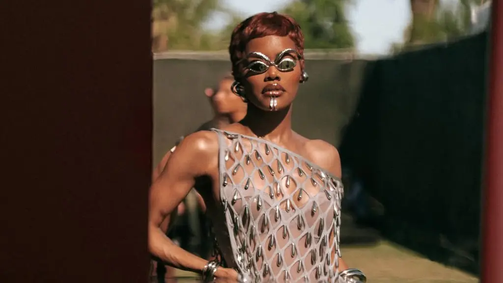 Kenakan baju bernuansa silver, Teyna Taylor tampil nyentrik di Coachella 2026.