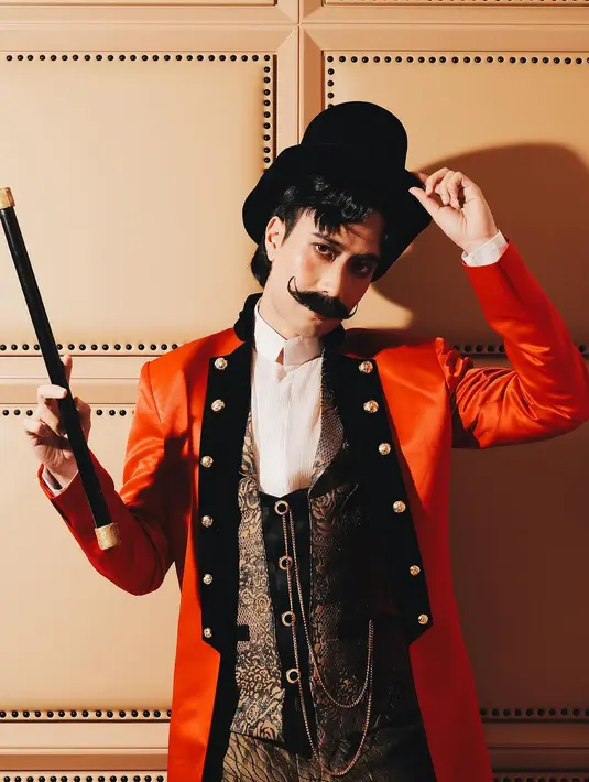 Di Aries Party 4.0 temanya adalah karnaval dengan tajuk CAB[ARIES] GALA. Semua yang hadir mengikuti dress code sesuai dengan tema yang diangkat. Vidi Aldiano bak pemimpin sirkus dengan kemeja putih berkerah tinggi, outer vest keemas an yang serasi dengan celana panjangnya, masih ditumpuk dengan jas merah dengan bagian belakang yang lebih panjang. [Foto: Instagram/vidialdiano]