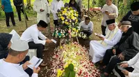 Jenazah Opih Sopiah (81 tahun), ibunda dari Kapolda Jabar Irjen Akhmad Wiyagus, dimakamkan di permakaman keluarga, Kampung Cipeusar, Kelurahan Sukajaya, Kecamatan Purbaratu, Kota Tasikmalaya. (Andry Haryanto/Liputan6.com)