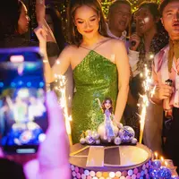 BCL baru saja merayakan ulang tahunnya yang ke 40. Mengadakan acara bersama orang-orang terdekatnya, BCL memilih tema disko yang meriah. BCL sendiri tampil dengan sequin dress berwarna hijau dengan tali spageti yang menyilang di bahunya. Foto: Instagram.