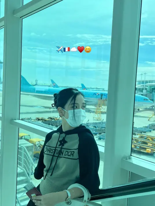Di airport, tampak Jisoo bergaya mengenakan sweater Christian Dior. Foto: Instagram.